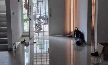 Disewakan Rumah Full Cat Baru Green Lake City Cluster Amerika Latin 8x18