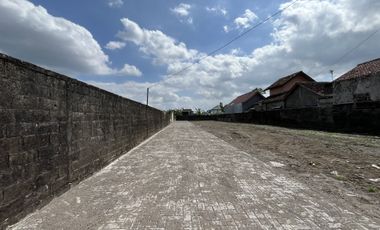 Rumah Bonus Kolam Renang Jl. Damai Tipe Bali 110/171. SHM PBG