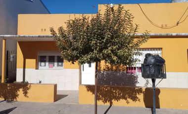 Casa en venta - 3 Dormitorios 2 Baños - 491Mts2 - Carmen de Areco