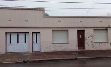 Casa en venta - 4 Dormitorios 1 Baño - Cochera - 690Mts2 - Carmen de Areco