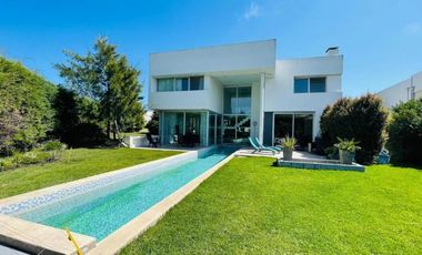 Casa en venta - 4 Dormitorios 3 Baños - Cocheras - 934Mts2 - Mar del Plata