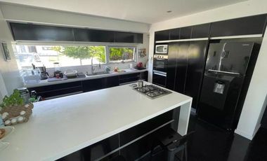 Casa en venta - 4 Dormitorios 3 Baños - Cocheras - 934Mts2 - Mar del Plata