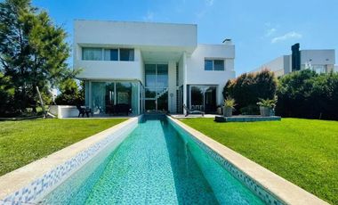 Casa en venta - 4 Dormitorios 3 Baños - Cocheras - 934Mts2 - Mar del Plata