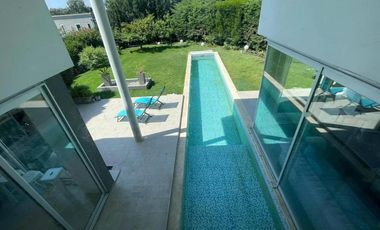 Casa en venta - 4 Dormitorios 3 Baños - Cocheras - 934Mts2 - Mar del Plata