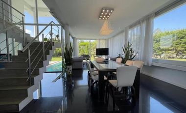 Casa en venta - 4 Dormitorios 3 Baños - Cocheras - 934Mts2 - Mar del Plata