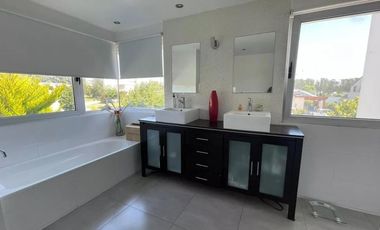 Casa en venta - 4 Dormitorios 3 Baños - Cocheras - 934Mts2 - Mar del Plata