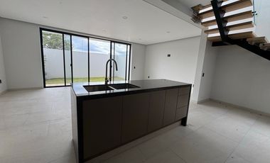 "Casa Nueva con Toque de Distinción  Vive el Lujo en Casa Fuerte con Amenidades Exclusivas, Seguridad Total"