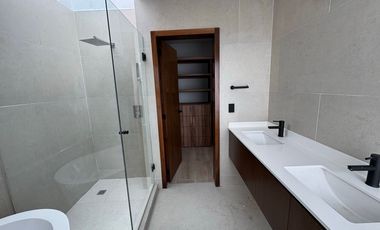 "Casa Nueva con Toque de Distinción  Vive el Lujo en Casa Fuerte con Amenidades Exclusivas, Seguridad Total"