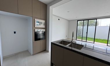 "Casa Nueva con Toque de Distinción  Vive el Lujo en Casa Fuerte con Amenidades Exclusivas, Seguridad Total"