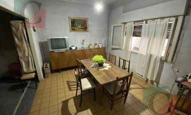 Vivienda ideal para dos familias con dos locales - Lote propio 10x32 mts Lanús Oeste