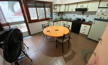 Vivienda ideal para dos familias con dos locales - Lote propio 10x32 mts Lanús Oeste
