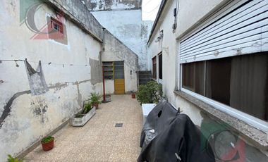Vivienda ideal para dos familias con dos locales - Lote propio 10x32 mts Lanús Oeste