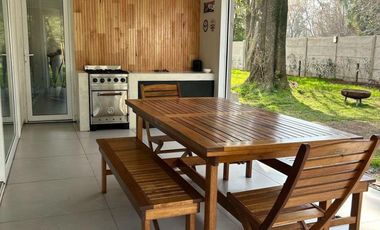 Casa en venta - 4 Dormitorios 4 Baños - 1.400Mts2 - Longchamps