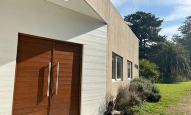 Casa en venta - 4 Dormitorios 4 Baños - 1.400Mts2 - Longchamps