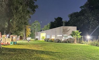 Casa en venta - 4 Dormitorios 4 Baños - 1.400Mts2 - Longchamps