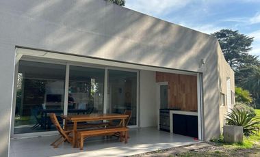 Casa en venta - 4 Dormitorios 4 Baños - 1.400Mts2 - Longchamps