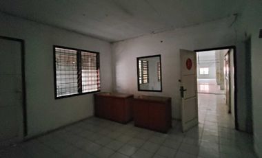 S830.Gedung ex pabrik Garmen Lokasi Pinggir Jln akses 2 Mobil Di Depok