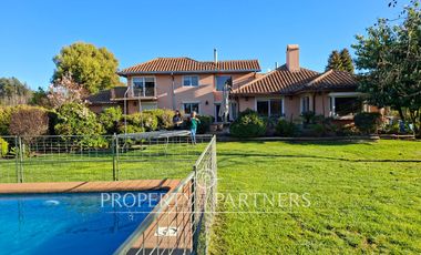 Gran casa patronal y campo de avellanos