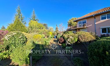 Gran casa patronal y campo de avellanos