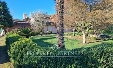 Gran casa patronal y campo de avellanos