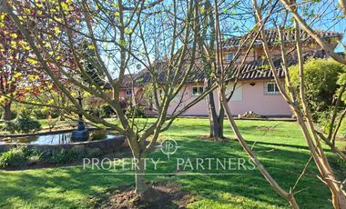 Gran casa patronal y campo de avellanos