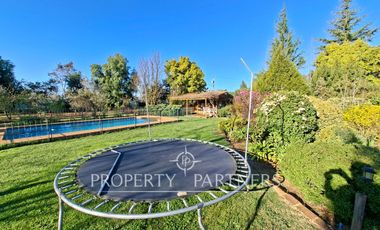 Gran casa patronal y campo de avellanos