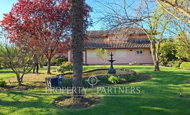 Gran casa patronal y campo de avellanos