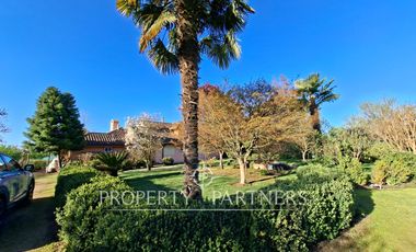 Gran casa patronal y campo de avellanos