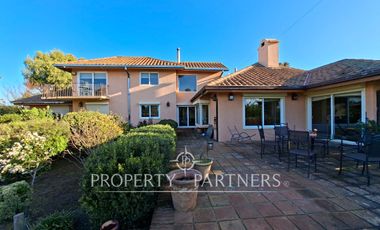 Gran casa patronal y campo de avellanos