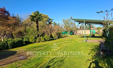 Gran casa patronal y campo de avellanos