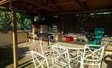 Gran casa patronal y campo de avellanos