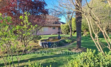 Gran casa patronal y campo de avellanos