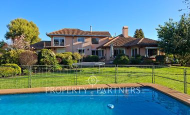 Gran casa patronal y campo de avellanos