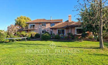 Gran casa patronal y campo de avellanos
