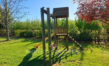 Gran casa patronal y campo de avellanos