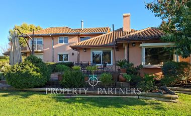 Gran casa patronal y campo de avellanos