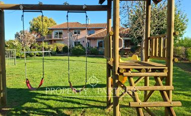 Gran casa patronal y campo de avellanos