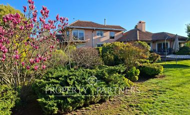Gran casa patronal y campo de avellanos