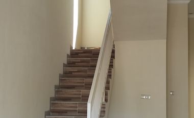 Rumah cantik 2 lantai perum Wiguna DP nol