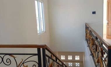 Rumah Mewah 2 Lt di Lingkungan Nyaman