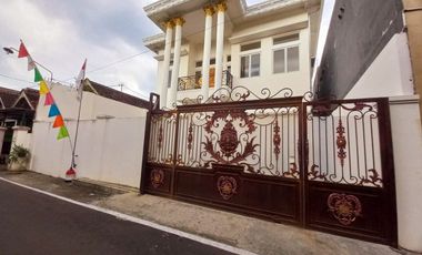 Rumah Mewah 2 Lt di Lingkungan Nyaman