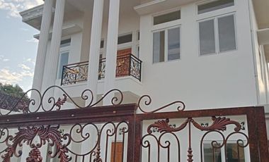Rumah Mewah 2 Lt di Lingkungan Nyaman