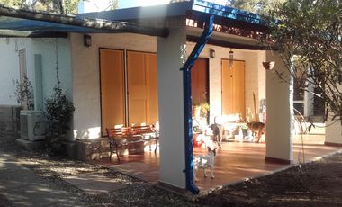 V84. CUESTA BLANCA.FABULOSA CASA + DEPARTAMENTO c/1.800 mt2 de PARQUE