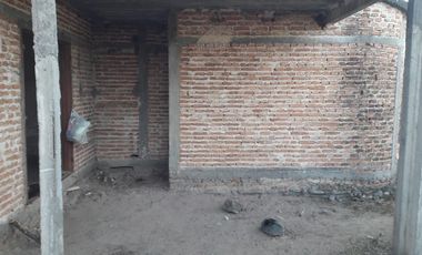 CASA DE 4 DORMITORIOS SIN TERMINAR.
