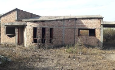 CASA DE 4 DORMITORIOS SIN TERMINAR.