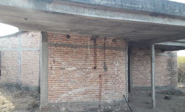 CASA DE 4 DORMITORIOS SIN TERMINAR.