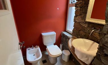 CASA EN VENTA DE 3 DORMITORIOS CON PISCINA Y COCHERA