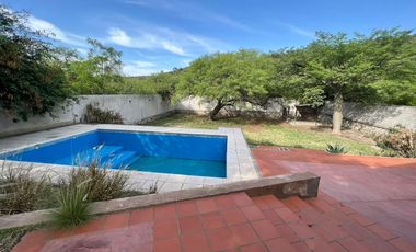 CASA EN VENTA DE 3 DORMITORIOS CON PISCINA Y COCHERA