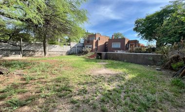 CASA EN VENTA DE 3 DORMITORIOS CON PISCINA Y COCHERA