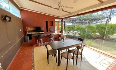 CASA EN VENTA DE 3 DORMITORIOS CON PISCINA Y COCHERA